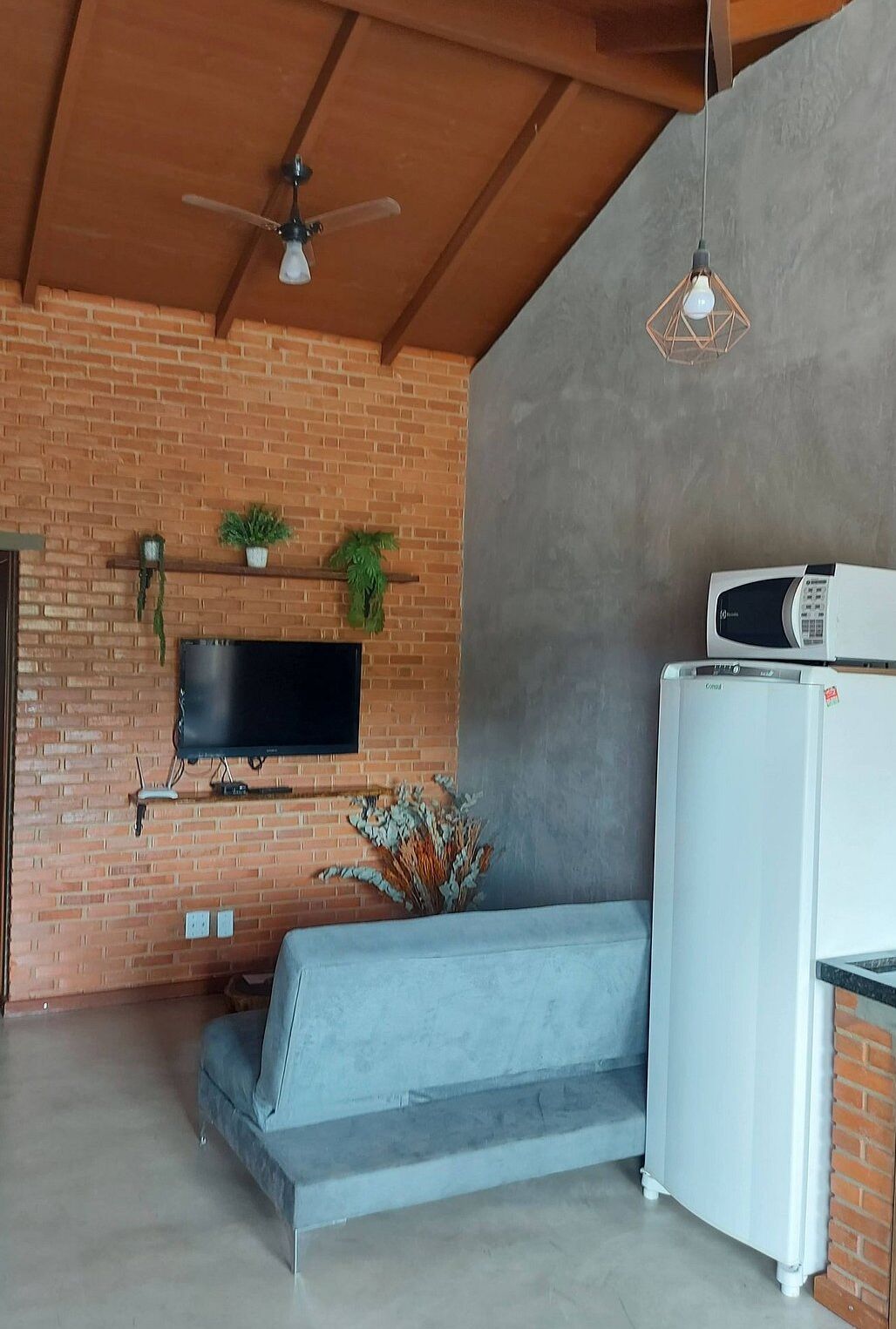 Chalé | Área de estar | TV LCD 32 polegadas com canais a cabo, lareira, dock para MP3