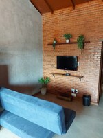 木屋 | 起居区 | 32-英寸液晶电视（配备有线频道）、壁炉、MP3 基座