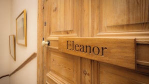 Eine Holztür mit einem Namensschild, auf dem "Eleanor" steht.
