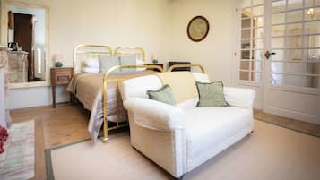 Deluxe kamer, 1 twee- of 2 eenpersoonsbedden, uitzicht op kanaal | Gratis wifi, beddengoed