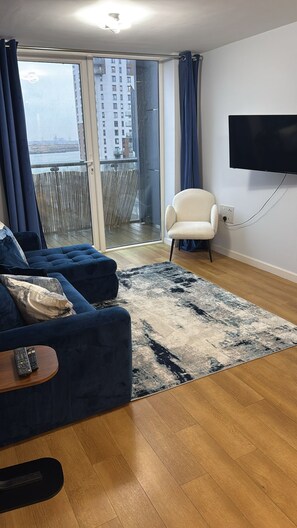 Smart TV - Modern 1-Bedroom Apartment in Prime Gillingham Location (Gillingham)