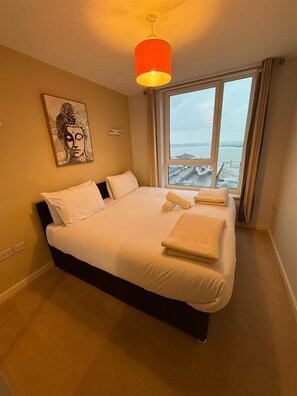 1 bedroom, WiFi - Modern 1-Bedroom Apartment in Prime Gillingham Location (Gillingham)
