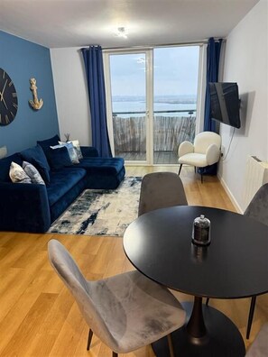 Smart TV - Modern 1-Bedroom Apartment in Prime Gillingham Location (Gillingham)