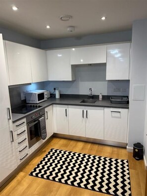 Fridge, microwave, oven, dishwasher - Modern 1-Bedroom Apartment in Prime Gillingham Location (Gillingham)
