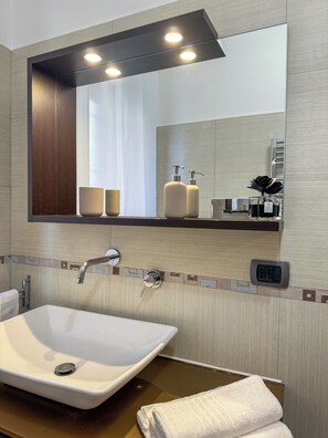 Shower, hair dryer, bidet, towels