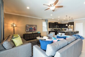 Smart TV, video games, DVD player - Beautiful South Facing Lake View 8BR/6BA, Custom Furniture (Kissimmee)