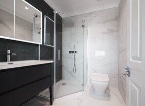 Shower, hair dryer, towels, soap - Comfort 3 Bedroom Home in Notting Hill (London)