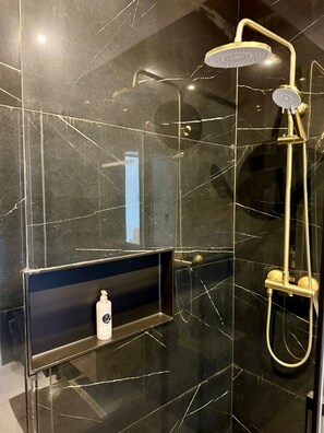 Douche, sèche-cheveux, serviettes fournies, shampoing