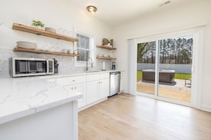 Réfrigérateur, micro-ondes, plaque de cuisson, lave-vaisselle