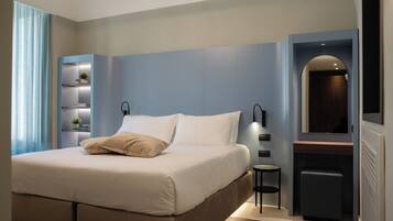 Camera Deluxe con letto matrimoniale o 2 letti singoli, vista città | Una cassaforte in camera, una scrivania, postazione laptop