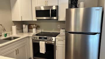 Køleskab, mikrobølgeovn, ovn, kogeplade