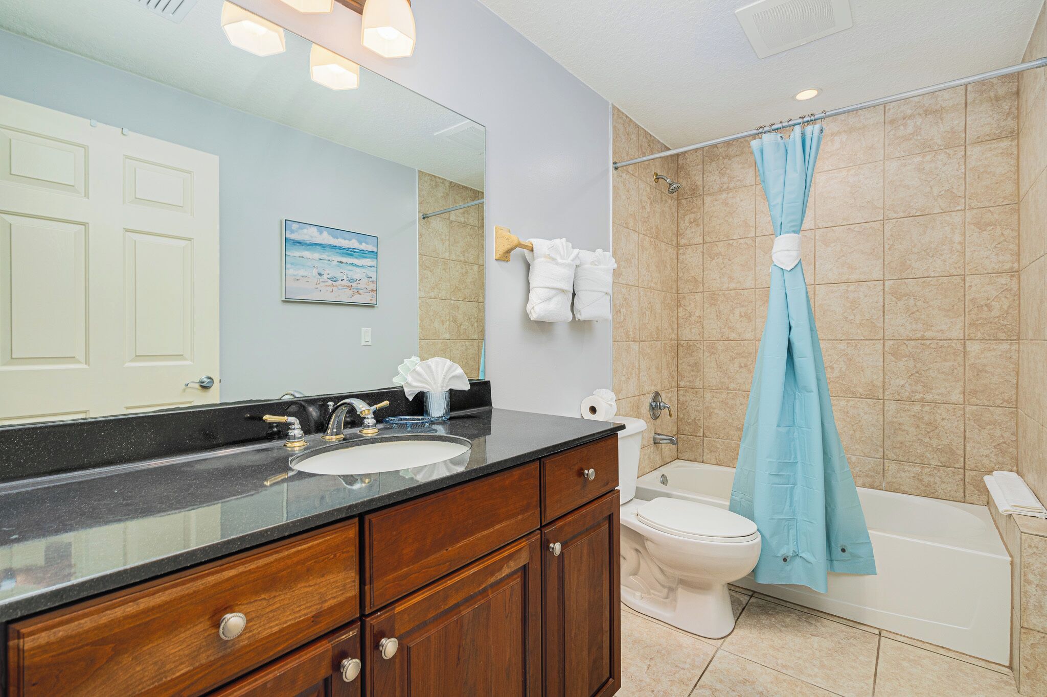 Ein Badezimmer mit Waschbecken, Toilette und Badewanne.