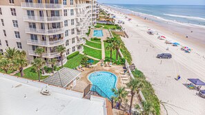 Un hotel con piscina, acceso a la playa y vistas al océano.