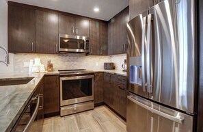 Refrigerador, microondas, horno y parrilla de estufa 