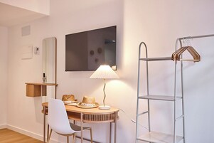 Caja de seguridad en la habitación y escritorio 
