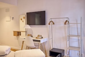Economy-Doppel- oder -Zweibettzimmer | Zimmersafe, Schreibtisch, laptopgeeigneter Arbeitsplatz, Reisekinderbett