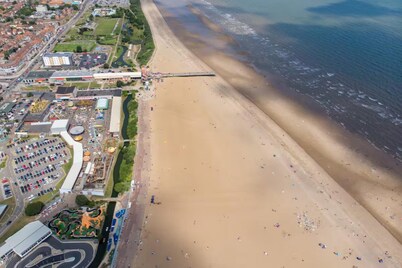 2-bed -sleeps 4 - Parking - Pets - 5 Mins to Beach