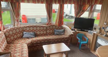 2-bed -sleeps 4 - Parking - Pets - 5 Mins to Beach