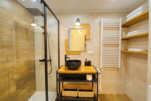 Apartamento Premium, 1 habitación | Baño | Ducha y cabezal de ducha tipo lluvia