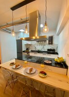 Refrigerador con freezer, microondas, horno, placa de cocina