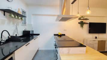 Appartamento Premium, 1 camera da letto | Cucina privata | Frigorifero con congelatore, microonde, forno, piano cottura