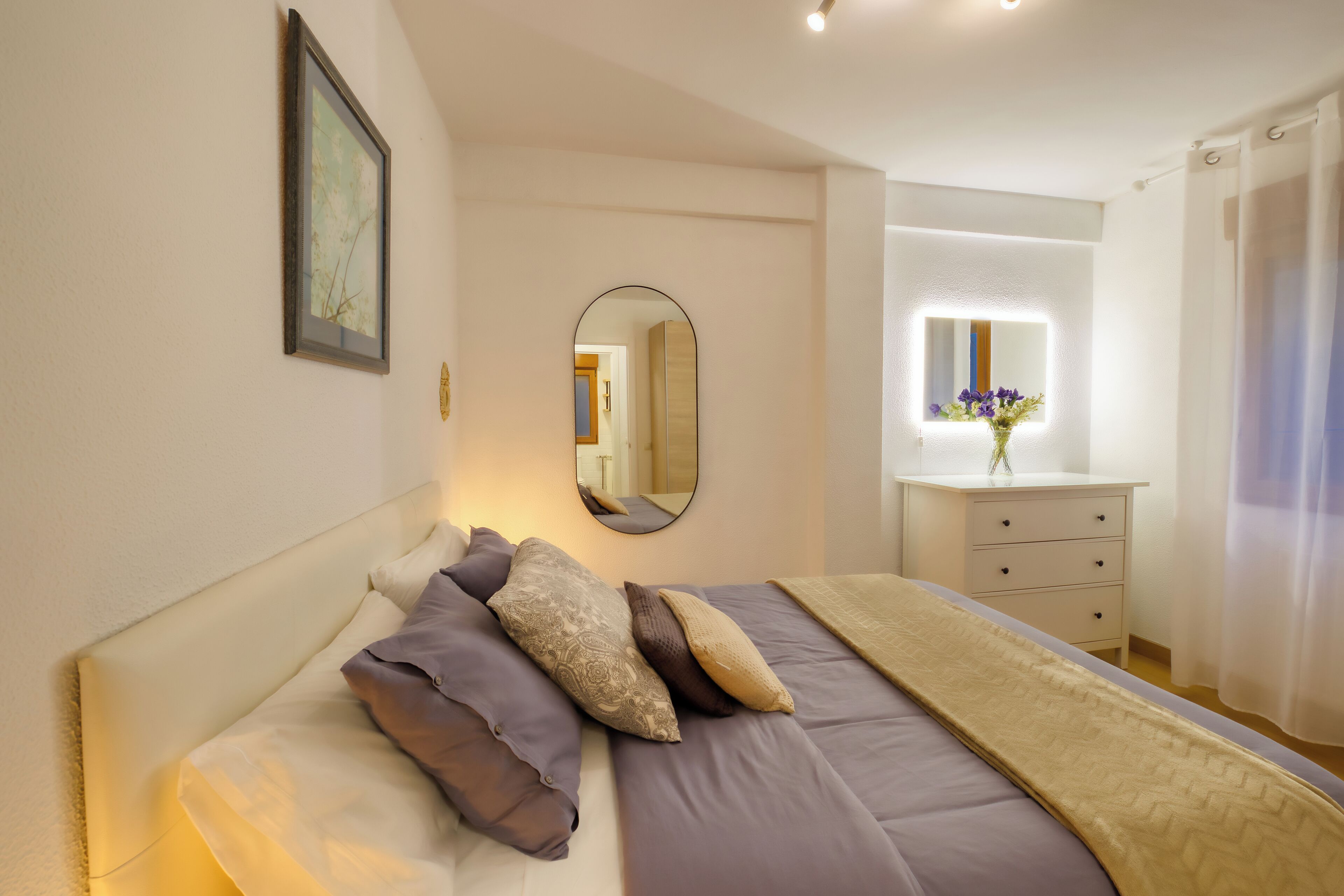 1 bedroom, Egyptian cotton sheets, premium bedding, down duvets