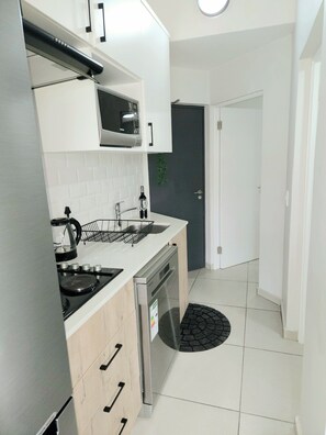 Private kitchen - Enchanting apartment, centrally located in Fourways. (Sandton)