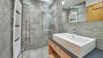 Comfort Apartment, 2 Bedrooms, Non Smoking | Bathroom | Shower, hair dryer, towels, toilet paper