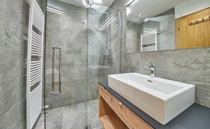 Comfort appartement, 2 slaapkamers, niet-roken | Badkamer | Een douche, een haardroger, handdoeken, toiletpapier