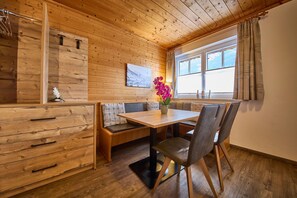 Apartamento Confort, 1 habitación, vistas a la montaña | Zona de estar | Televisión de pantalla plana de 50 pulgadas con canales por cable