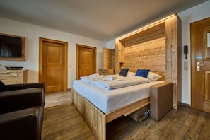 Apartamento Confort, 2 habitaciones, vistas a la montaña | Zona de estar | Televisión de pantalla plana de 50 pulgadas con canales por cable