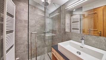 Comfort Apartment, 2 Bedrooms, Mountain View | Bathroom | Shower, hair dryer, towels, toilet paper
