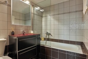 Hiustenkuivaaja, pyyhkeet, saippua, vessapaperi