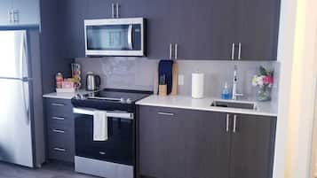 Réfrigérateur, micro-ondes, four, plaque de cuisson