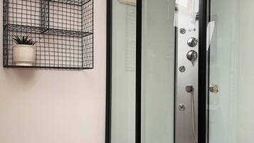 Douche, sĂšche-cheveux, serviettes fournies