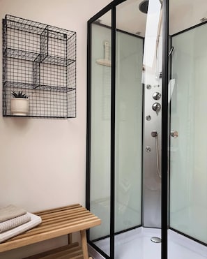 Shower, hair dryer, towels