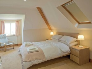 4 bedrooms, iron/ironing board, free WiFi, bed sheets