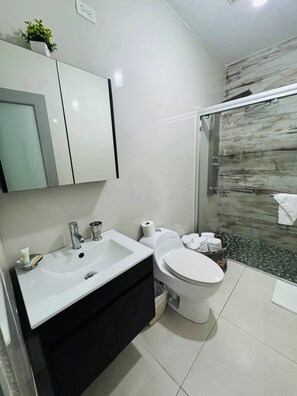 淋浴设施、毛巾、卫生纸