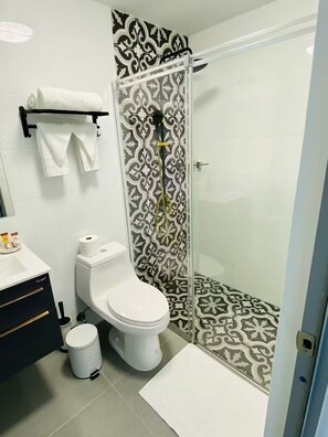 Dusche, Handtücher, Toilettenpapier