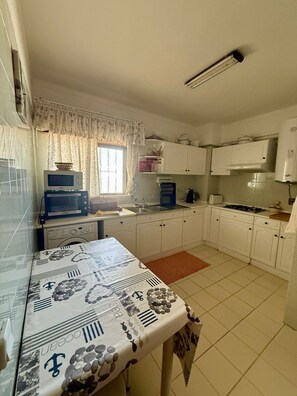 Réfrigérateur, micro-ondes, plaque de cuisson, grille-pain