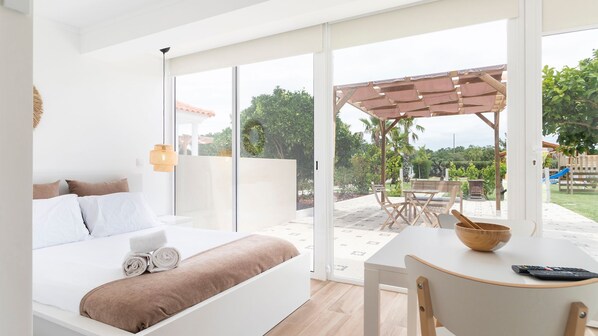 Iron/ironing board, free WiFi, bed sheets