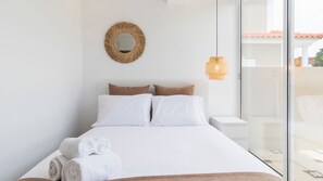 Iron/ironing board, free WiFi, bed sheets