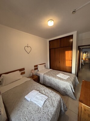 2 chambres, fer et planche à repasser, accès au Wi-Fi (inclus)
