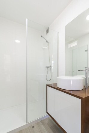 Ducha, secador de pelo, toallas