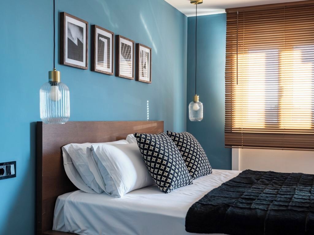 Desk, iron/ironing board, WiFi, bed sheets
