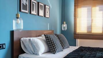 Escritorio, tabla de planchar con plancha, wifi y ropa de cama