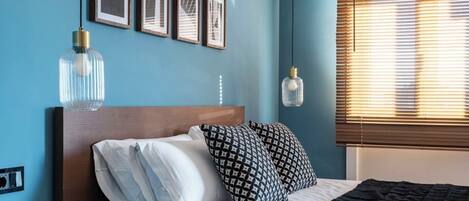 Desk, iron/ironing board, WiFi, bed sheets