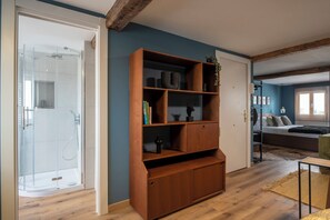 Unclassified image, 4 of 47, button