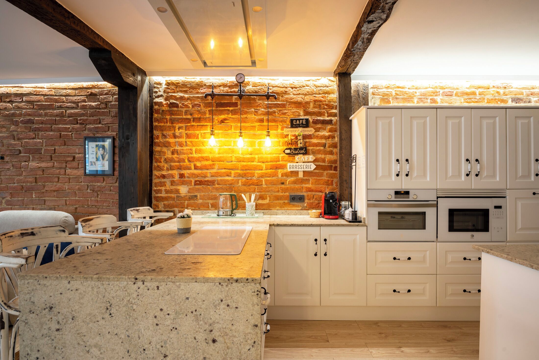 Køleskab, mikrobølgeovn, ovn, kogeplade