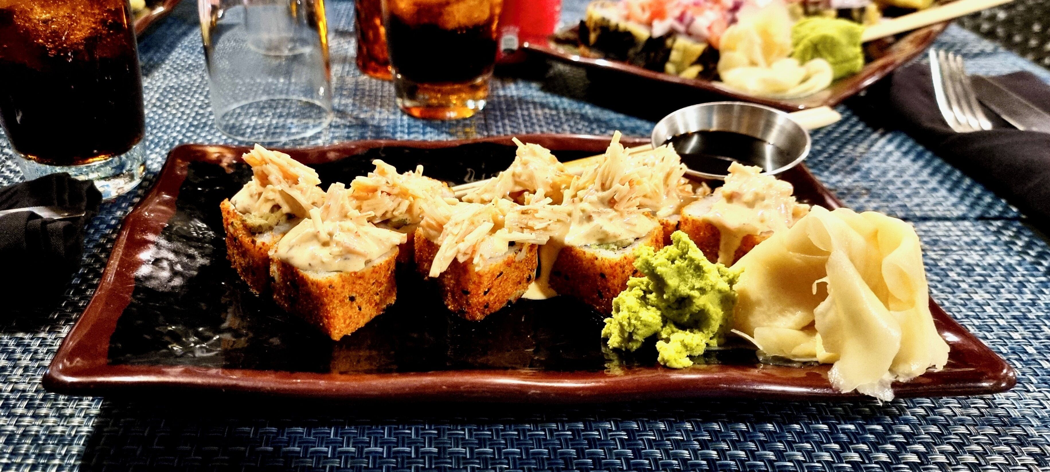 Een bord eten met diverse toppings en een klein schaaltje saus.